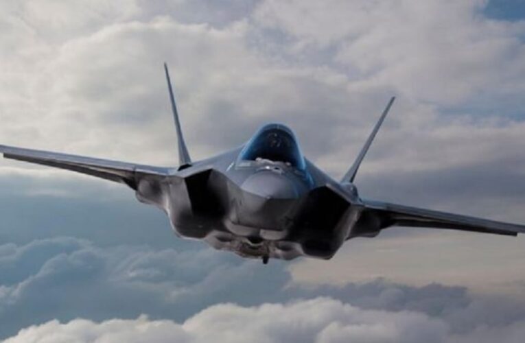 Derriban caza F-15E de EE.UU. en Irán; Trump propone presupuesto de defensa récord por 1.5 billones