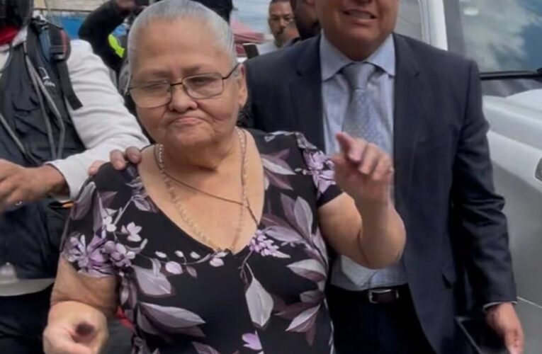 Autorizan prisión domiciliaria a Doña Carlota; reportes divergen sobre su salida del penal