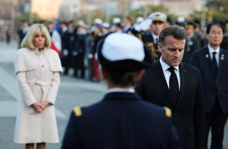 Macron califica de ‘no elegantes’ las burlas de Trump sobre su esposa y un incidente físico