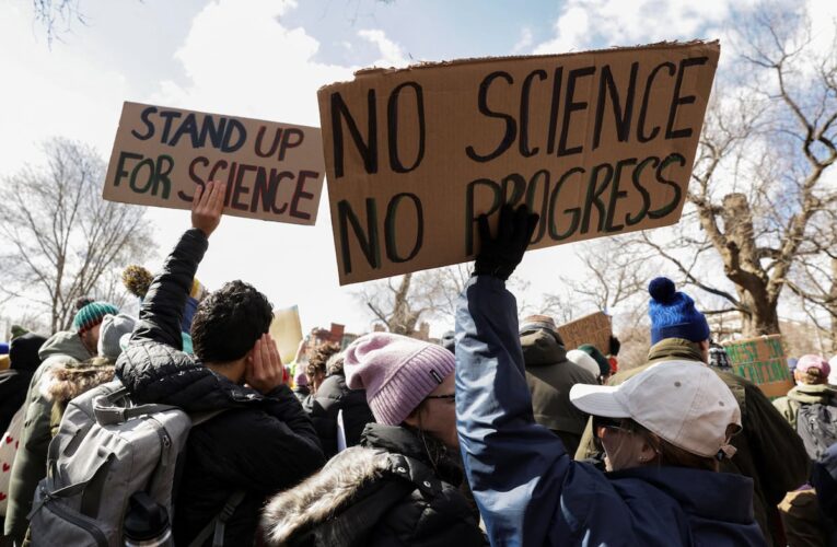 Trump restringe el voto por correo, enfrenta orden judicial contra salón en Casa Blanca y es demandado por exagentes del FBI