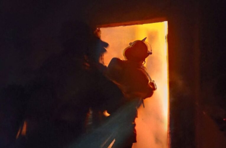 Bomberos atienden colapso de techo e incendio vehicular en San Pedro